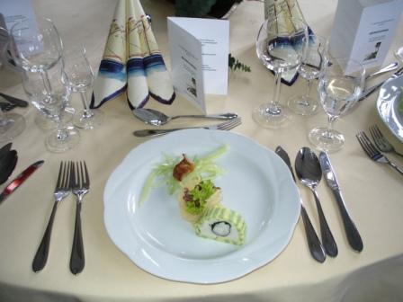 Zweierlei vom Aal, Fischterrine mit Aal auf Senf-Dillsauce, heiß geräucherter Aal auf Gurkenspaghetti, Salatbukett in der Käsehippe. Foto: Eckart Kreitlow